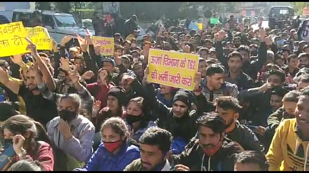 उत्तराखंड बेरोजगार संघ का सचिवालय कूच, बड़ी तादाद में जुटे बेरोज़गारों ने धामी सरकार के सामने रखी अपनी ये आठ मांग, बॉबी पंवार का आरोप, कहा-युवा मांग रहे रोजगार और सरकार कर रही गिरफ्तार