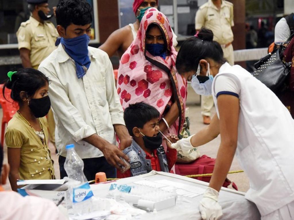 दिल्ली-मुंबई में आ गई ओमीक्रॉन लहर? अब 1002 संक्रमित, पहली मौत: मुंबई में एक ही दिन में आए 3671 नए मामले ,190 ओमीक्रॉन पॉज़ीटिव, दिल्ली में 1313 नए संक्रमित मिले, 25 मरीजों में ओमीक्रॉन, कोरोना की ये रफ्तार अब वाकई डरा रही, संभलिए! इन 6 राज्यों ने बढ़ाई केन्द्र सरकार की टेंशन